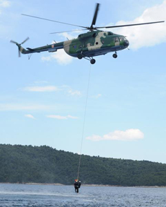 Šibenik, 9. svibnja 2011. - vježbovna akcija uključila je i zračnu asistenciju helikoptera Obalne straže RH, kojim je iz mora izvučen utopljenik sa oštećenoga plovila (Foto: Hrvoje Jelavić/Pixsell)